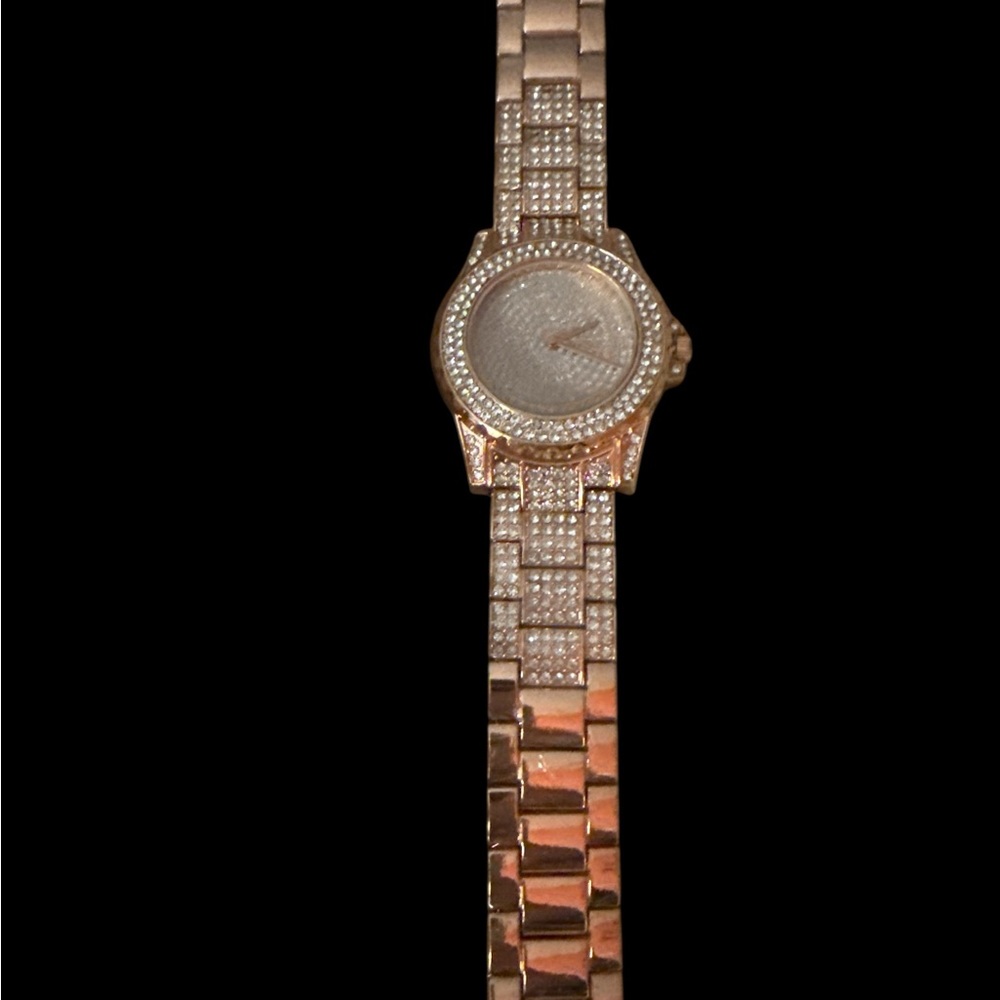 NWT Women’s Elegant Rosegold Watch new watch never worn with glitz